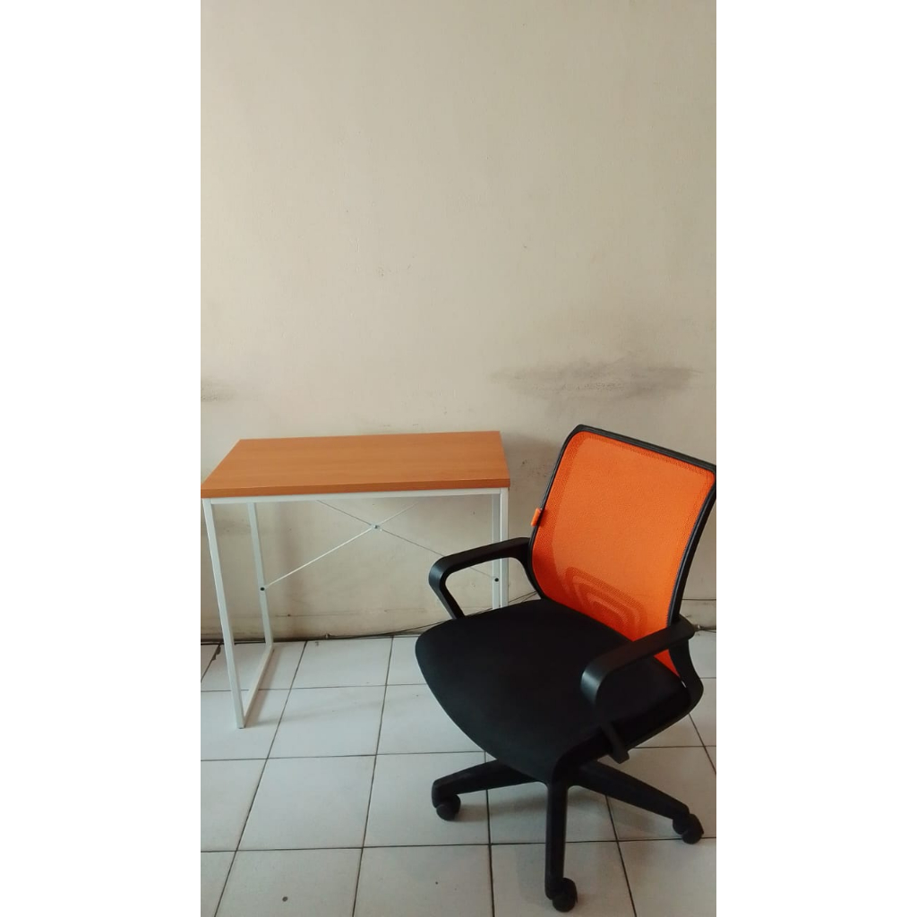 Meja kantor kaki besi minimalis dengan kursi kantor jaring ekonomis