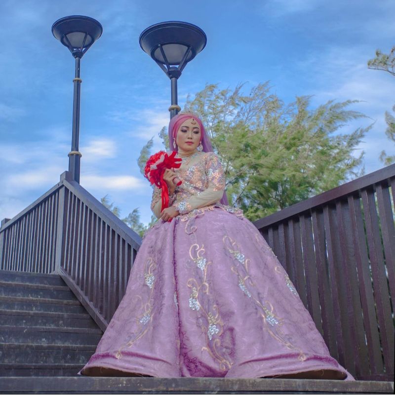gaun pengantin ungu