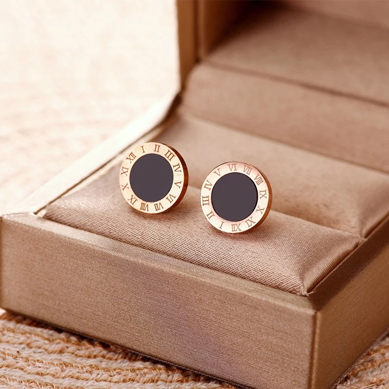 Anting Titanium Wanita Import Model Bulat Hitam Motif Romawi Gaya Elegan Korea Anti Karat Anti Luntu
