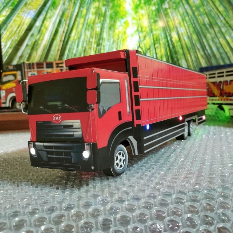 truk tronton miniatur merah