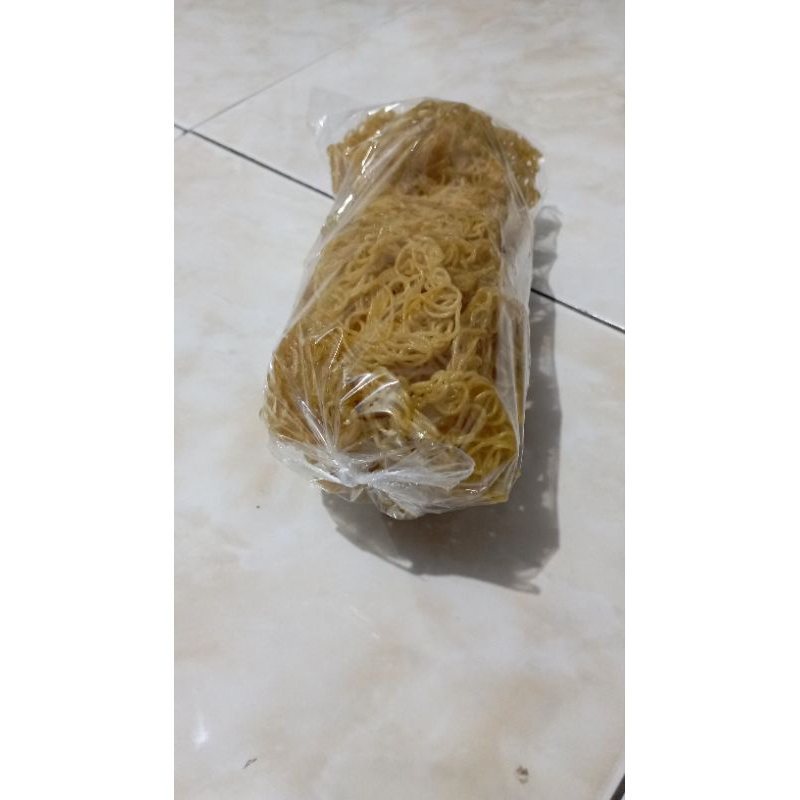 

kerupuk Pattulo | manreman dengan khas terasi dan bawang putih