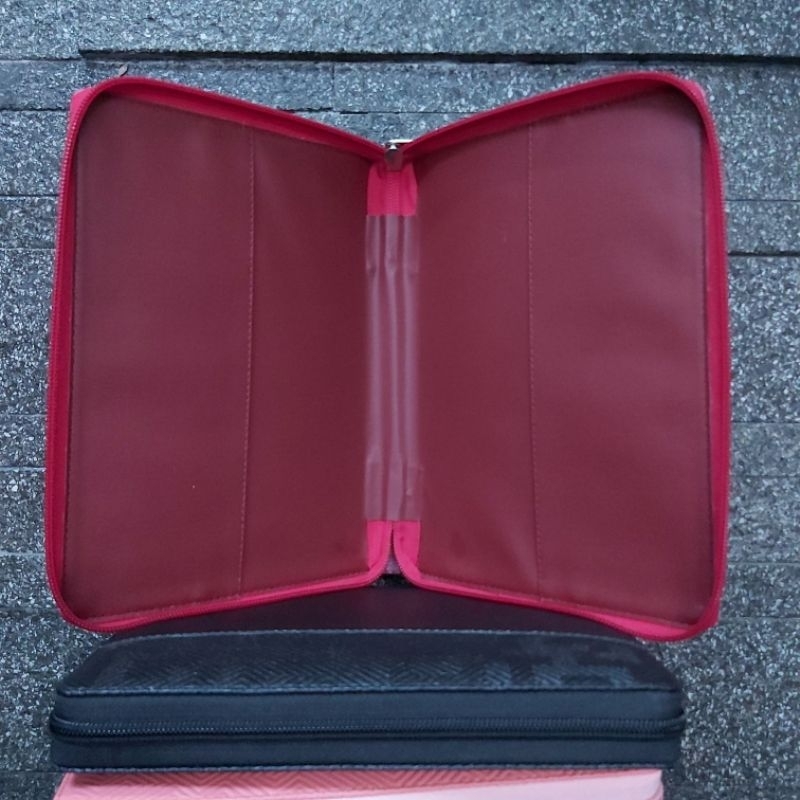 

HJK Sampul Saja - Cover Al Quran A5 / 21x15x3 Cm - Sarung Quran Resleting Andin Kulit Sintetis Kalep