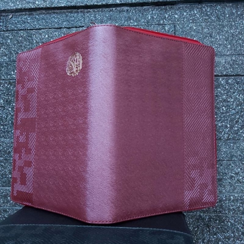 

Sampul Saja - Cover Al Quran A5 / 21x15x3 Cm - Sarung Quran Resleting Andin Kulit Sintetis Kalep