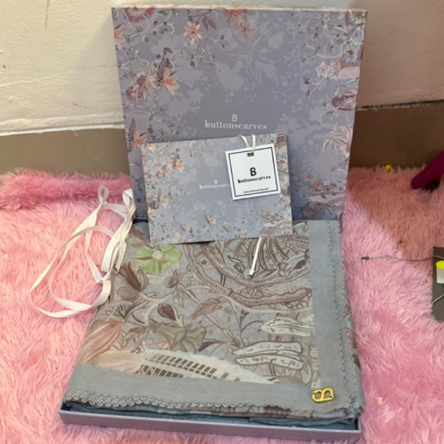 PRELOVED BUTTONSCARVES DUBAI WATERFALL