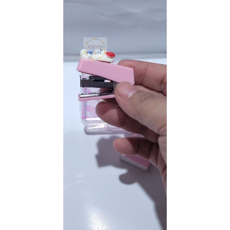 

Steples mini /hekter dan isinya Uk 4x2 cm hello kitty