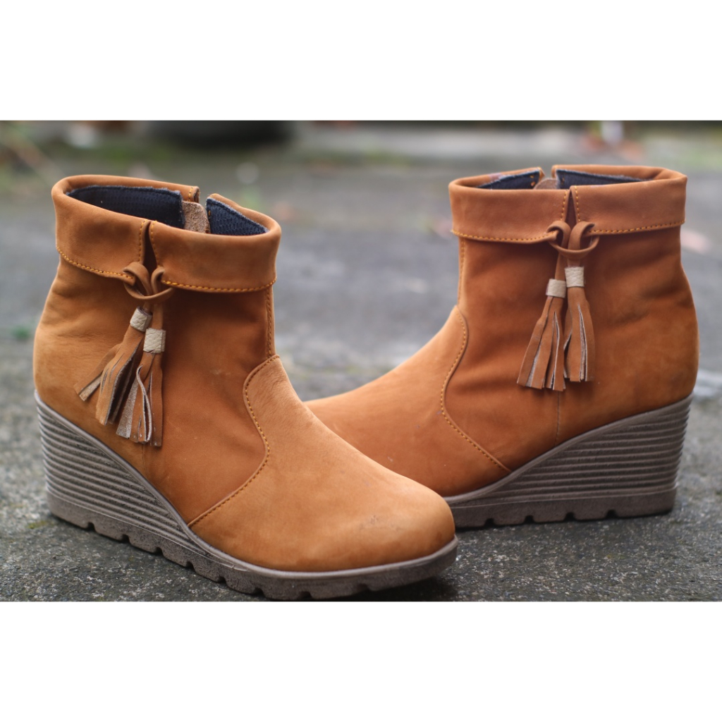 sepatu boot sepatu boots kulit sapi resleting samping cuero wedges tan 5 cm