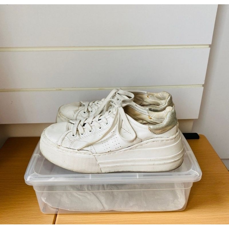 Preloved Stradivarius sneakers white