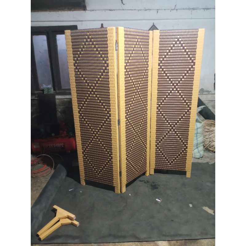 PENYEKAT RUANGAN ROTAN/SKETSEL ROTAN SINTETIS