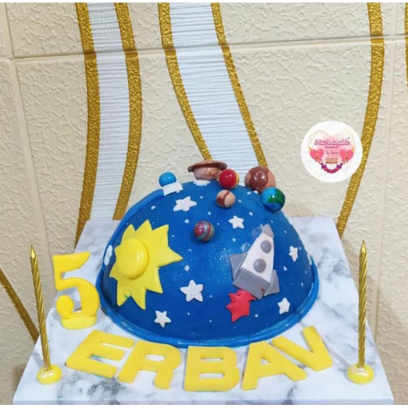 

Pinata Cake Planet