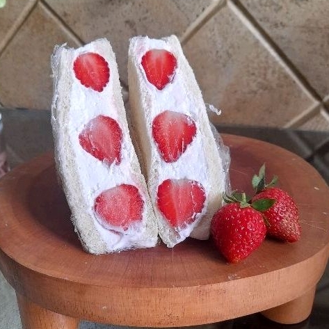 

Fruit Sando Strawberry