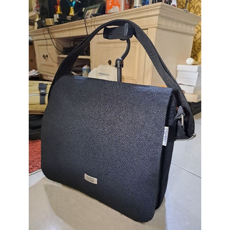 tas selempang brand Esprit