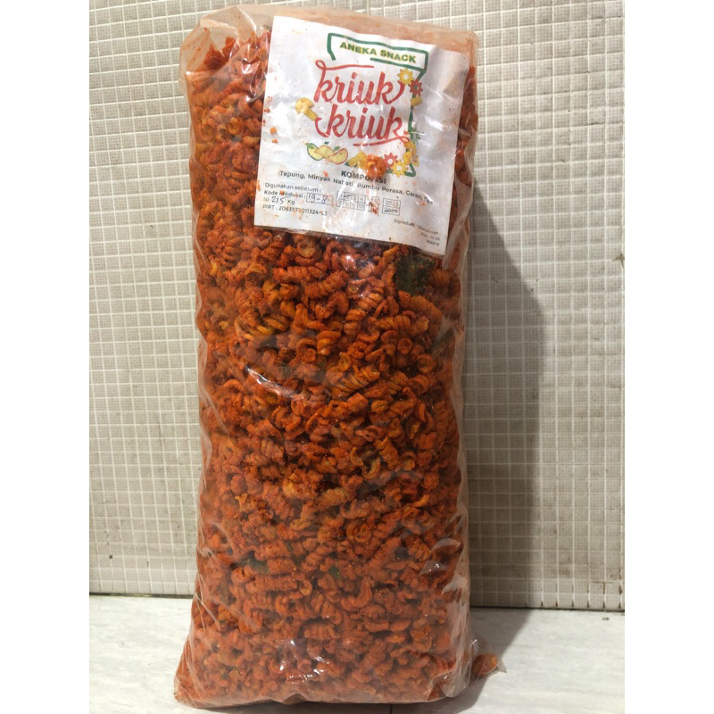Makaroni spiral pedas daun jeruk camilan grosir spiral pedas berat 2,5kg