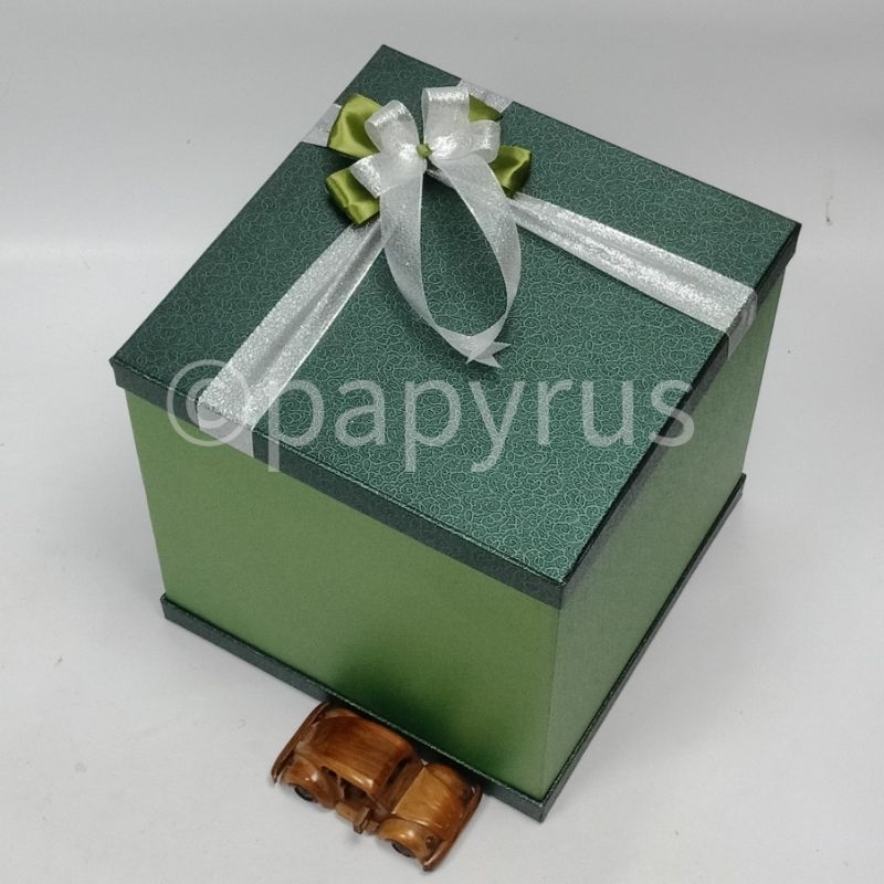 

PAPYRUS Sandwich 30x30 Tinggi 30cm Kotak Kado Gift Box