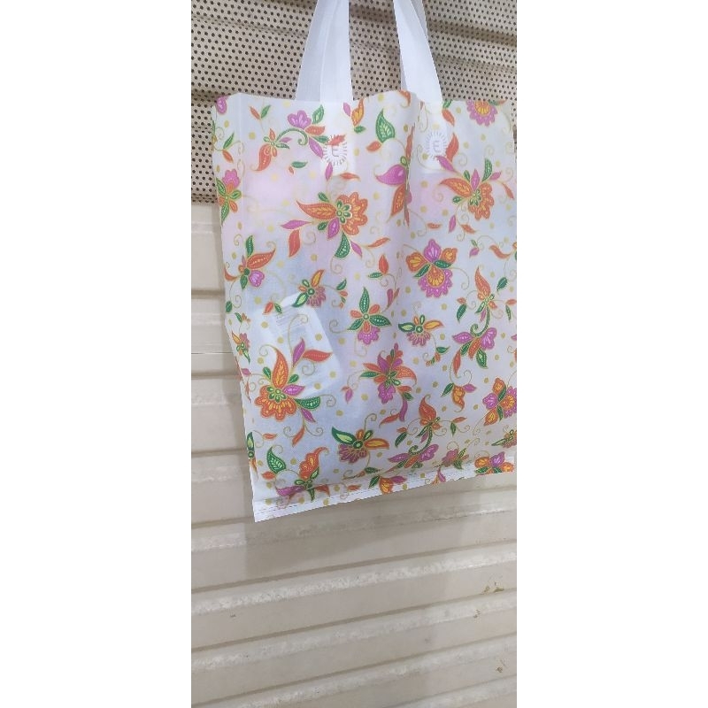 

tas spunbond laminating ukuran 30*40 isi 12 pcs terlaris