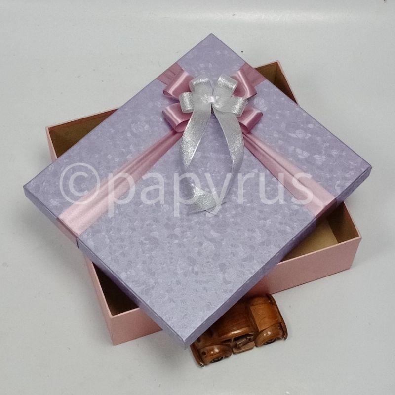 

PAPYRUS Kombinasi 30x35 Tinggi 10cm Kotak Kado Gift Box