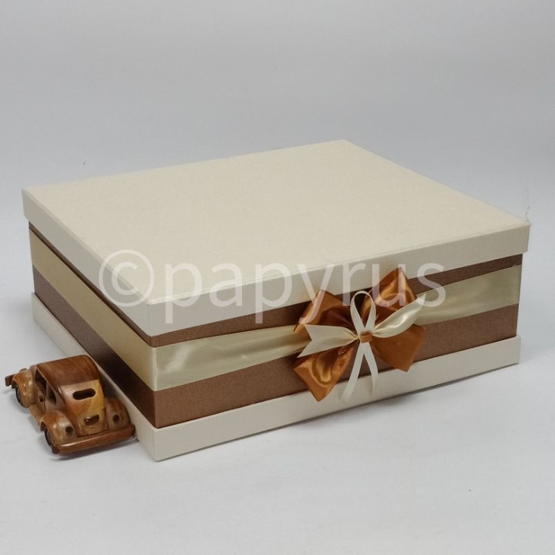 

PAPYRUS Sandwich 30x35 Tinggi 13cm Kotak Kado Gift Box