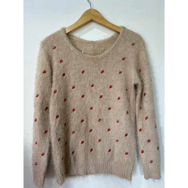 Sweater Rajut Fuzzy Bordir Strawberry
