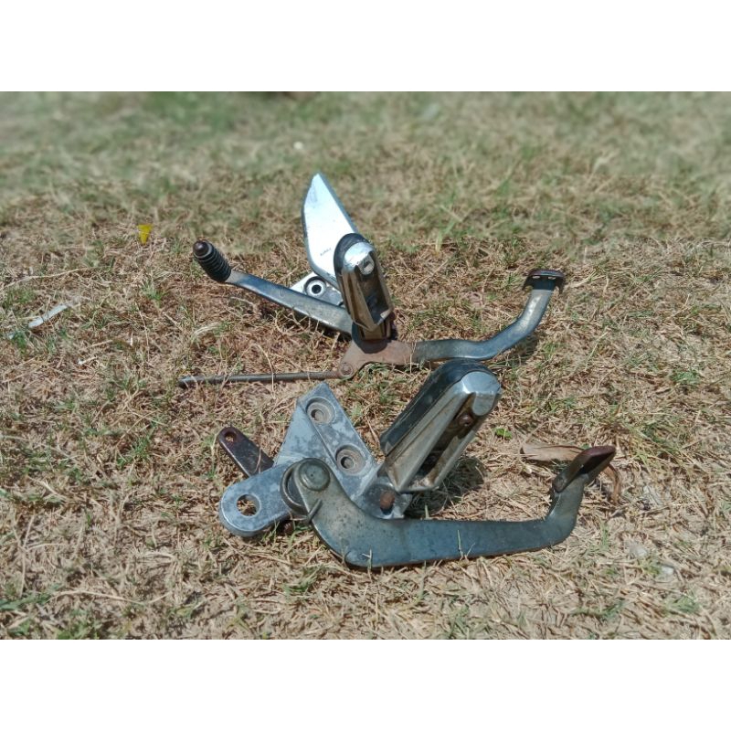 FOOTSTEP DEPAN VIXION OLD SET KANAN KIRI BEKAS COPOTAN ORY MOTOR VIXION OLD