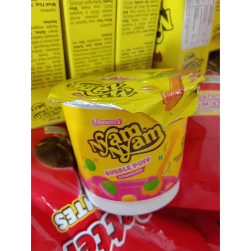 

Nyam Nyam Bubble Puff 18gr coklat dan strawberry $ stick 22,5g choco rainbow.