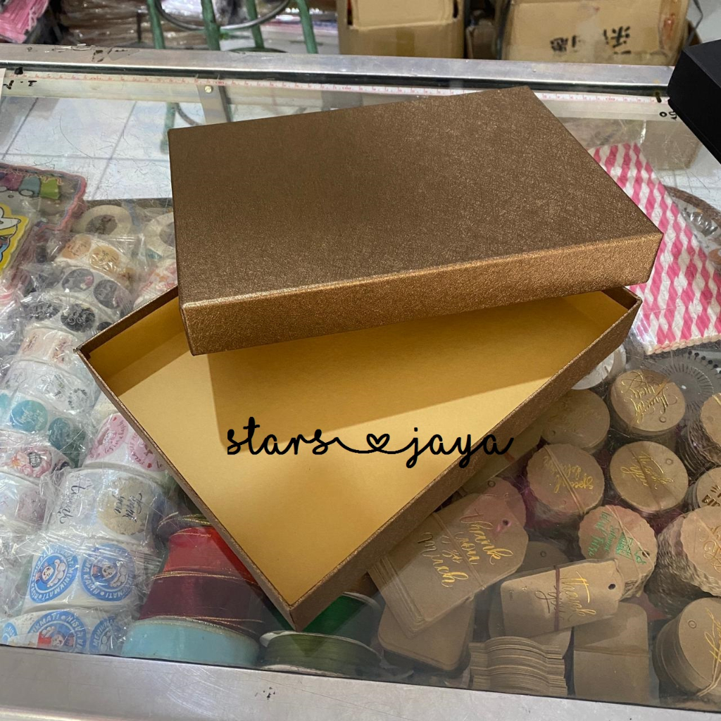 

Kotak Kado / box Kado / Box Hampers / Hardbox 24 x 18 x 3,5 cm