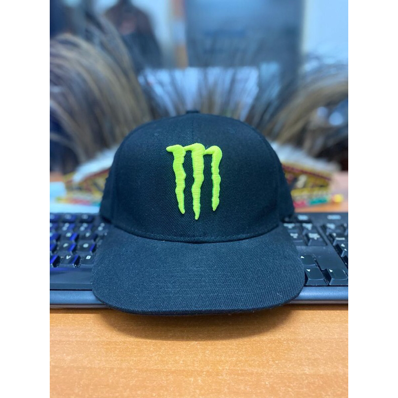 topi Monster energy