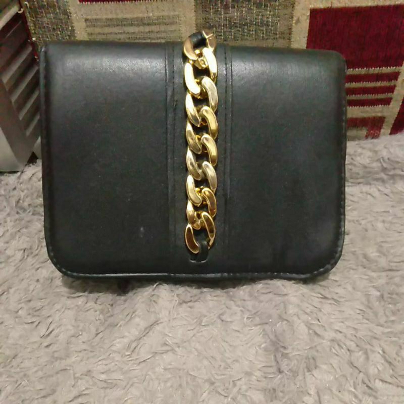 tas selempang hitam rantai