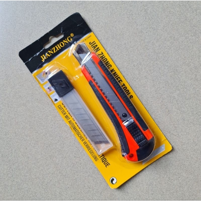 

Cutter Besar Gagang Karet + Isi Refill