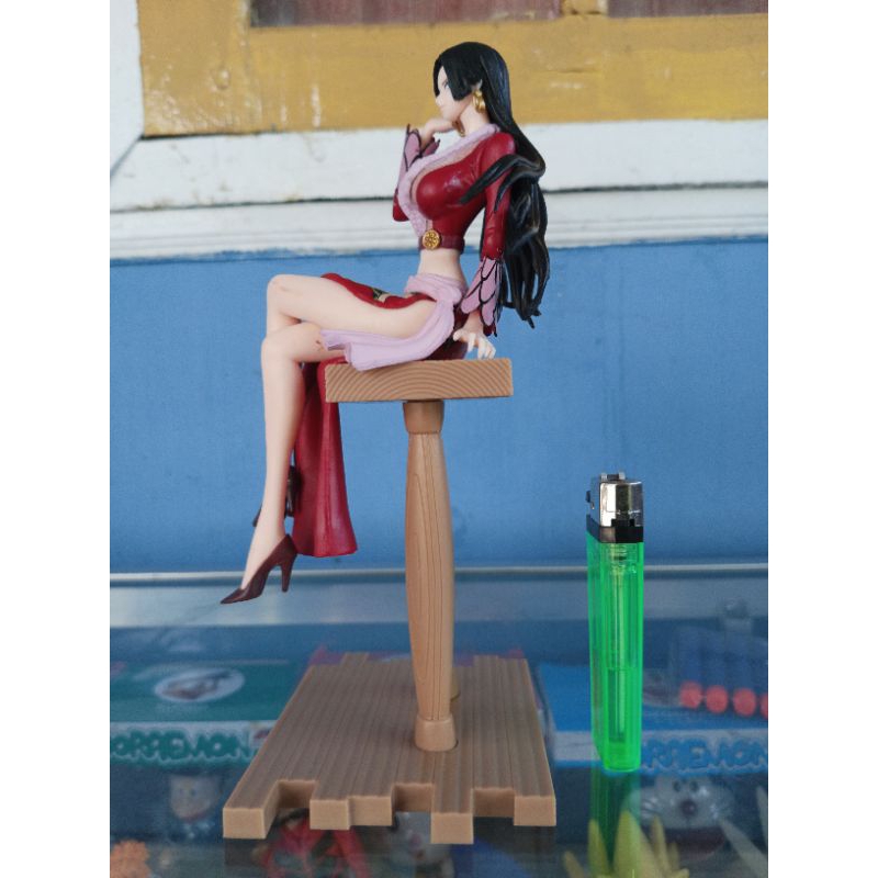 Figure One Piece Boa Hancock Duduk