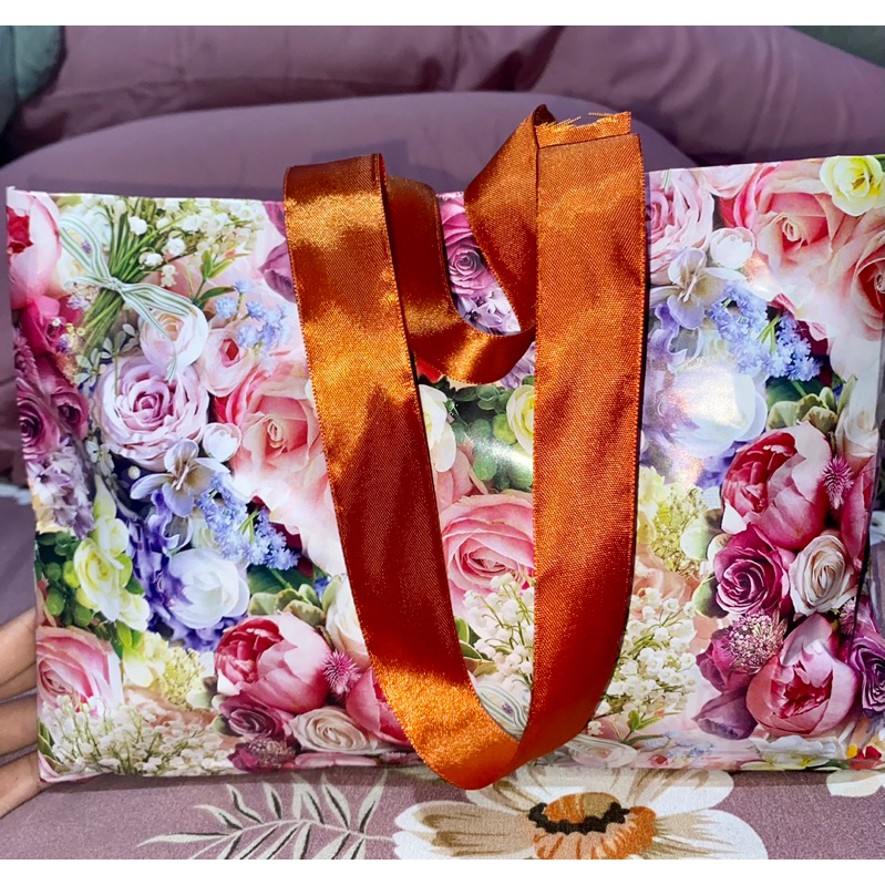 

Paperbag flower 25x35x8cm berbagai motif bahan folio.