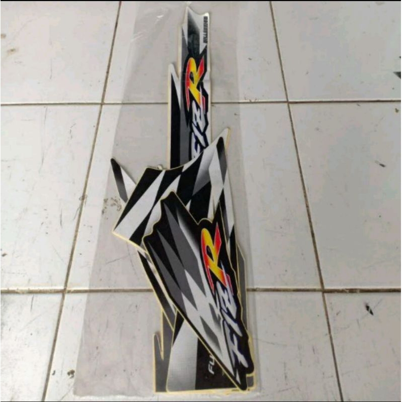 STRIPING STIKER YAMAHA FIZ R MILENIUM LIS BODI FIZ R WARNA HITAM FAVORIT