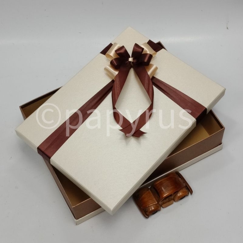 

PAPYRUS Sandwich 30x40 Tinggi 10cm Kotak Kado Gift Box