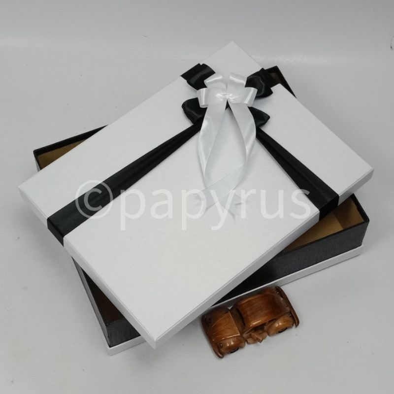 

PAPYRUS Sandwich 30x40 Tinggi 10cm Kotak Kado Gift Box V2