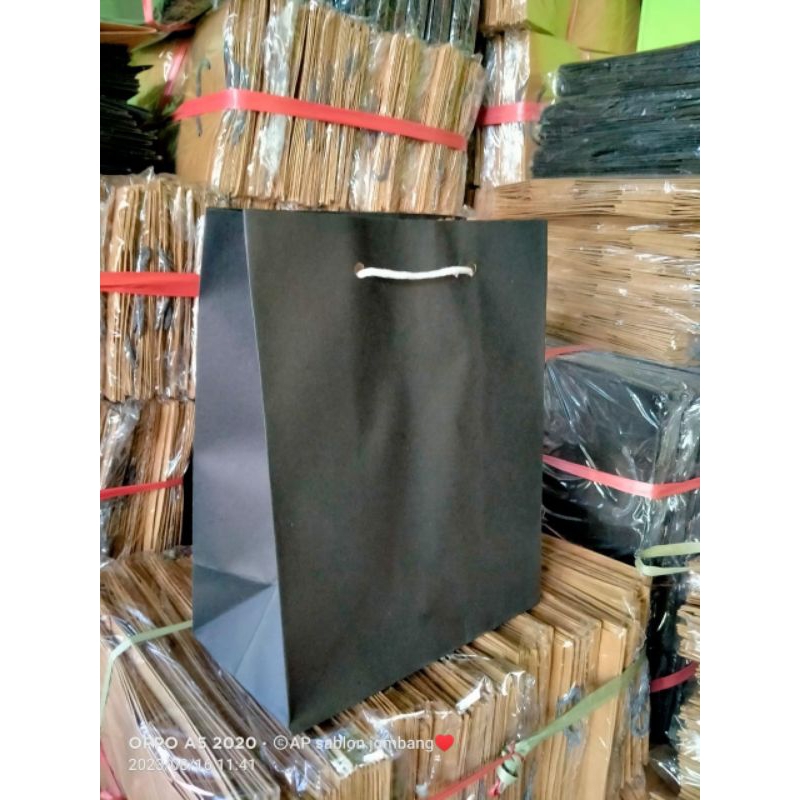 

Paperbag ukuran 20×25 polos Coklat|Putih|Hitam