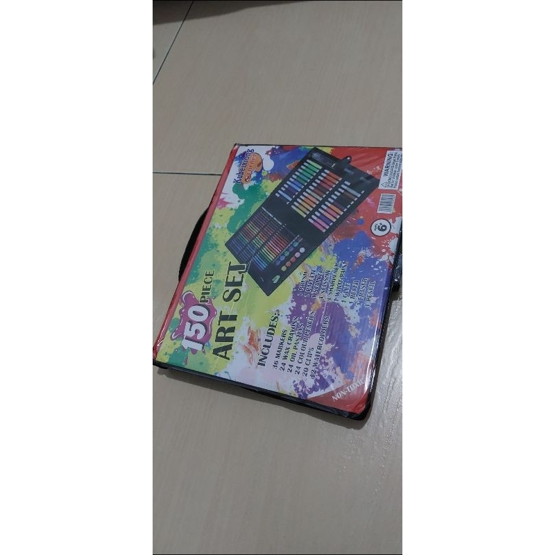 

Deskripsi PENSIL WARNA 150PCS - ALAT TULIS SET CRAYON COLOURING SET 150PCS ARTCRAYON Anak Set Koper 150 in 1