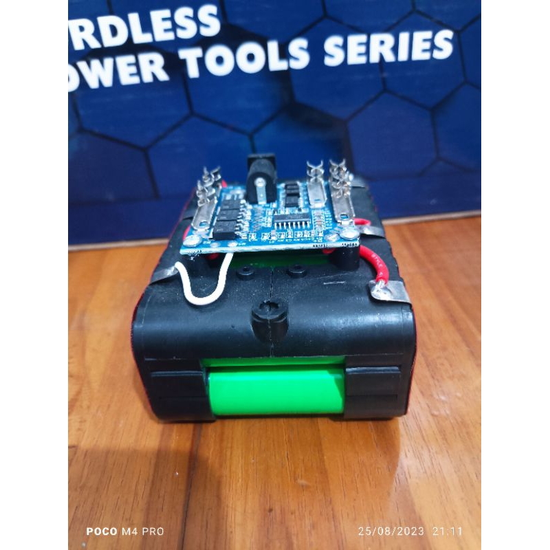 Refil Baterai Gerinda Cordless 21Volt LXT Slot Makita