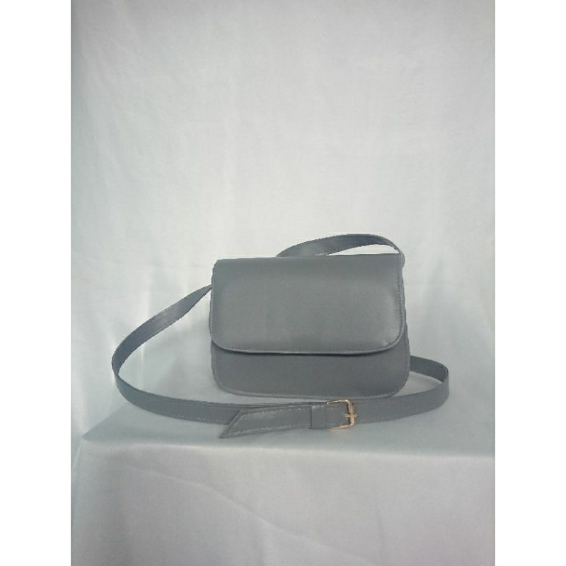 [ Free BOX] Tas selempang wanita model simple terbaru slingbag wanita model  Della cocok buat jalan 