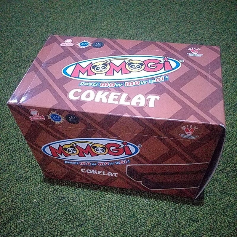 

MOMOGI COKELAT 10BKS @12g PASTI MOW MOW LAGI SARI MURNI TOP BRAND BEST BRAND MAKANAN RINGAN EKSTRUDAT RASA COKLAT HALAL BPOM RI NIKMATNYA COKELAT YANG MANIS DAN LEGIT DITAMBAH DENGAN KERENYAHAN STICK MOMOGI HMM YUMMY MOMOGI COKELAT DICEMIL SENDIRI SERU