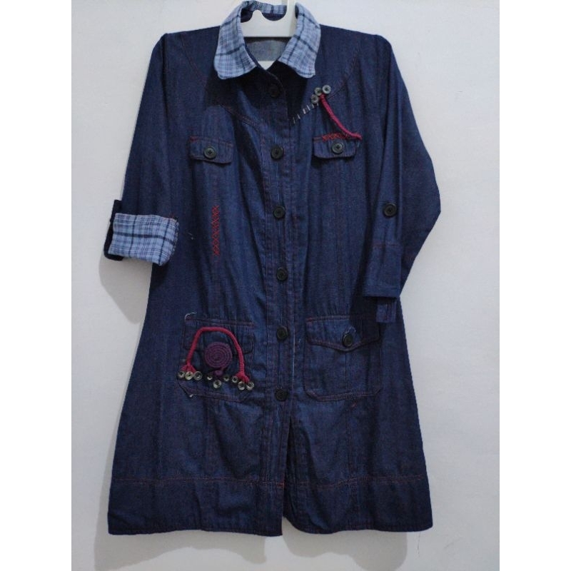 Kemeja Outer Tunik Biru Navy Jeans Motif Kancing Besar Cewek Wanita