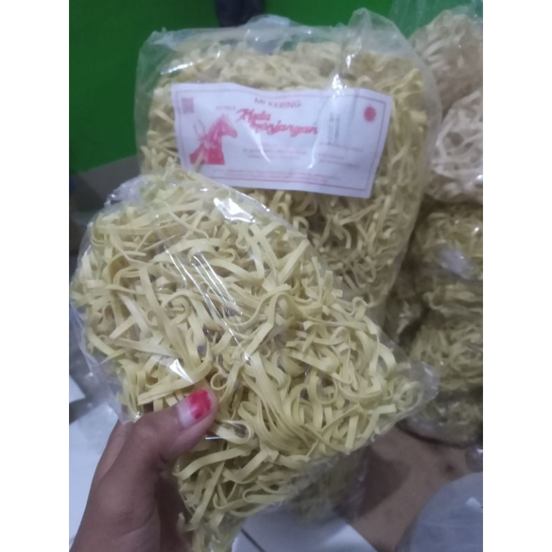 

MIE TELOR CAP KEPALA KUDA / MIE KUDA MENJANGAN / MIE GEPENG / MIE KUNING / MIE MENTAH / MIE TELOR / MIE KERING 250G