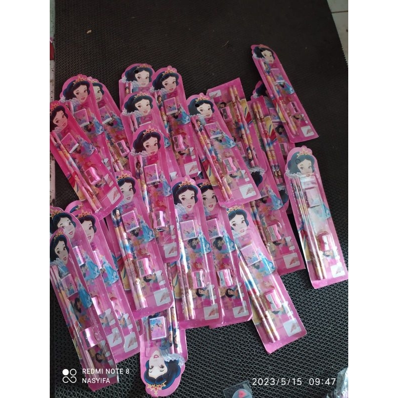 

Paket menulis ada pensil..penghapus.. rautan.. penggarris