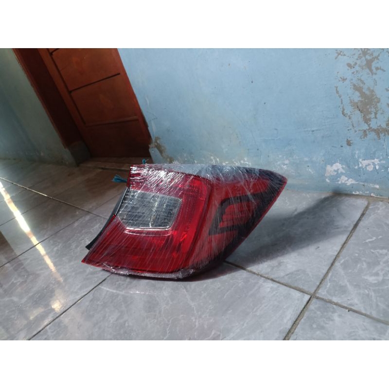 lampu belakang brio kanan