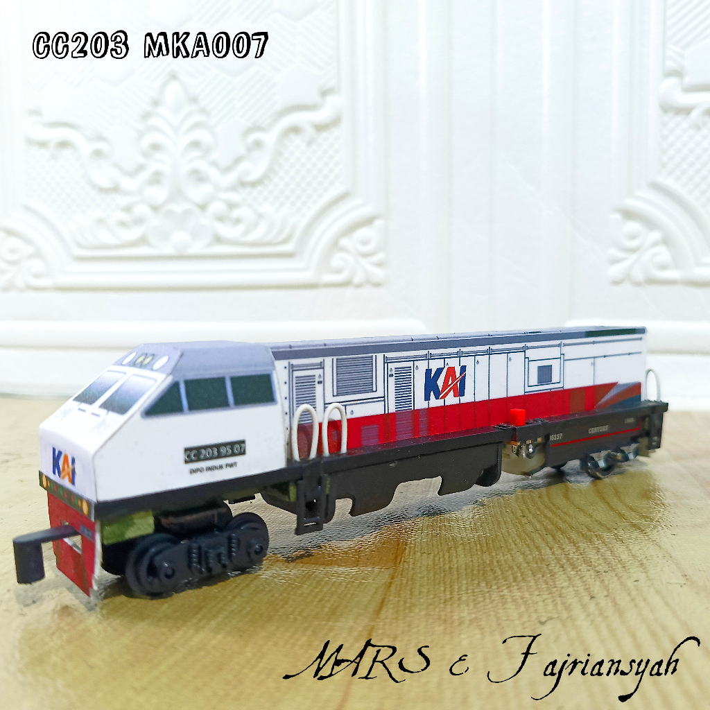 CC203 bermesin Lokomotif Miniatur Mainan Kereta Api Indonesia