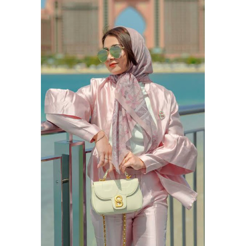 Preloved Buttonscarves Dubai XL Milkshake