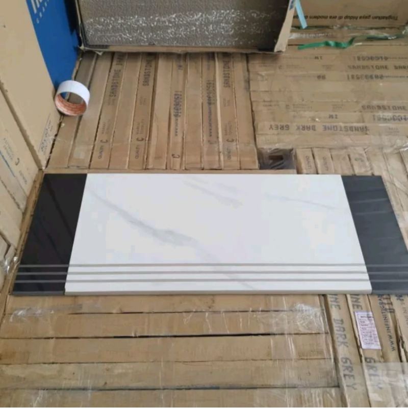 Granit tangga 30x60-30x120 putih kombinasi hitam