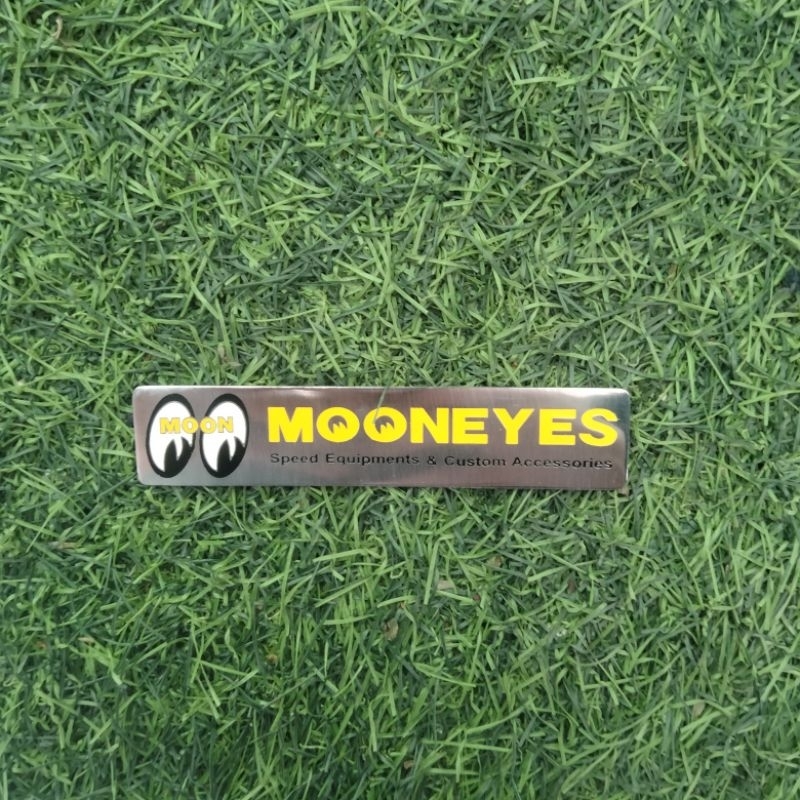Emblem plat mobil MOONEYES..