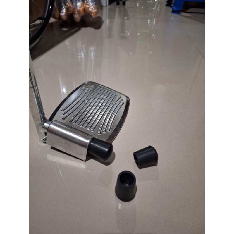 Penutup besi kaki kursi roda