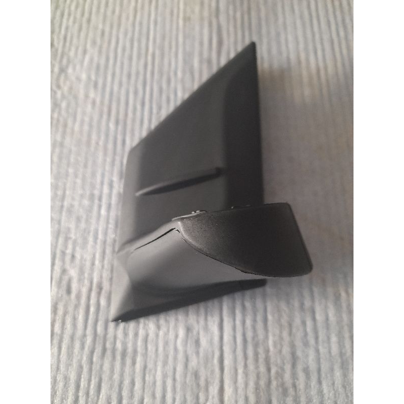 dudukan kaki spion sigra calya sebelah kiri