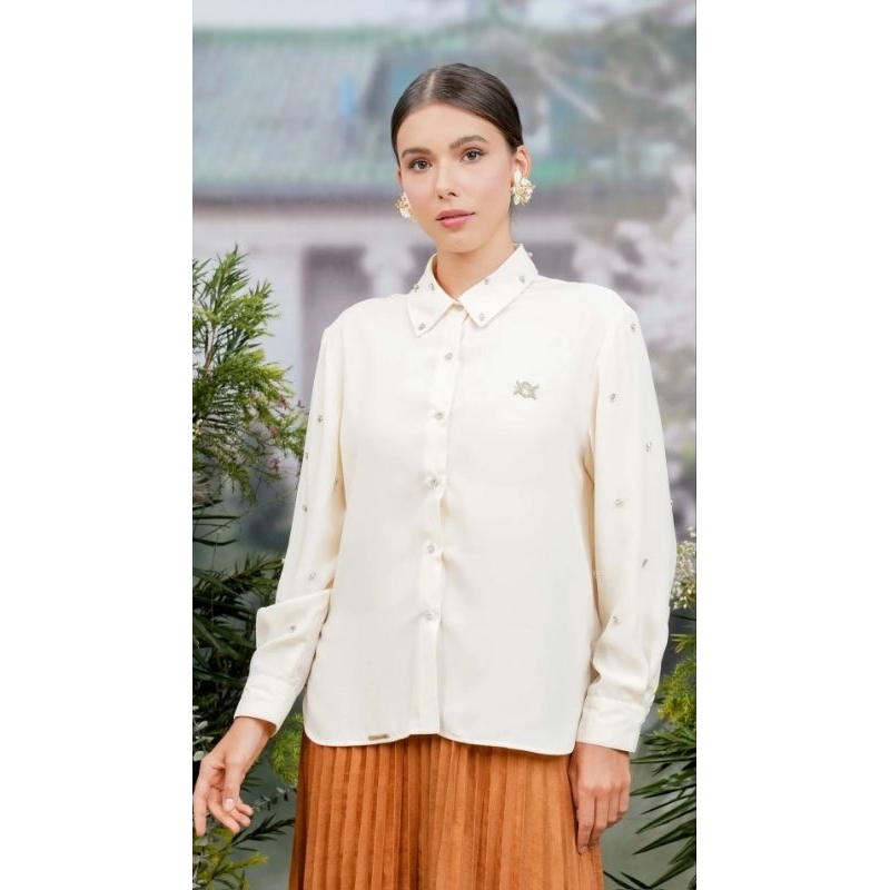 Rosemary Blouse Ivory Wearing Klamby
