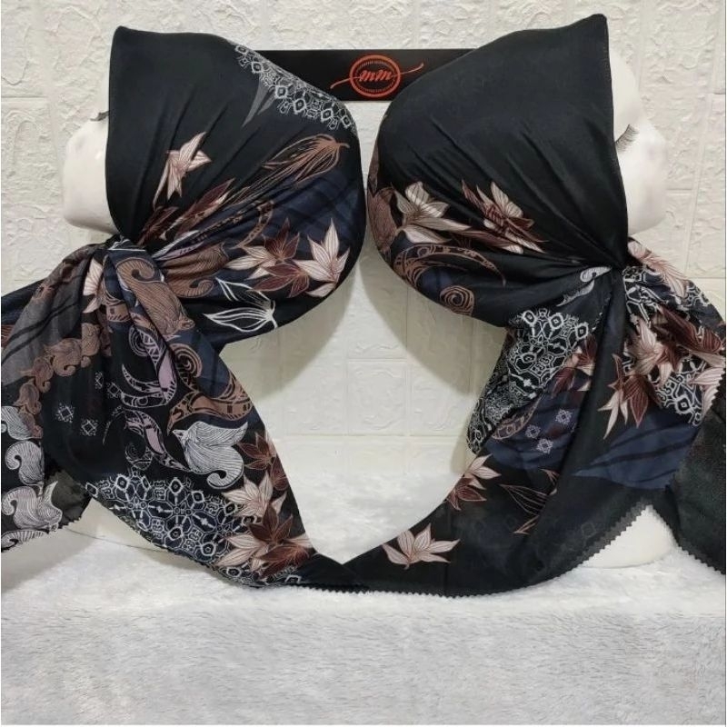 HIJAB SEGIEMPAT VOAL MOTIF BUNGA HITAM