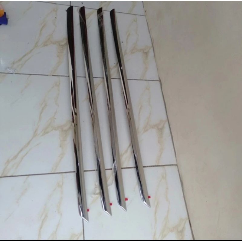 List garnis crome trunklid belakang Innova lama 2011-2015 asli Original